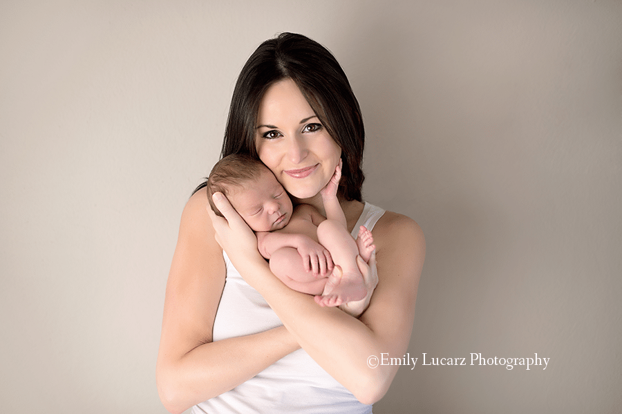 mom and newborn st louis photographer