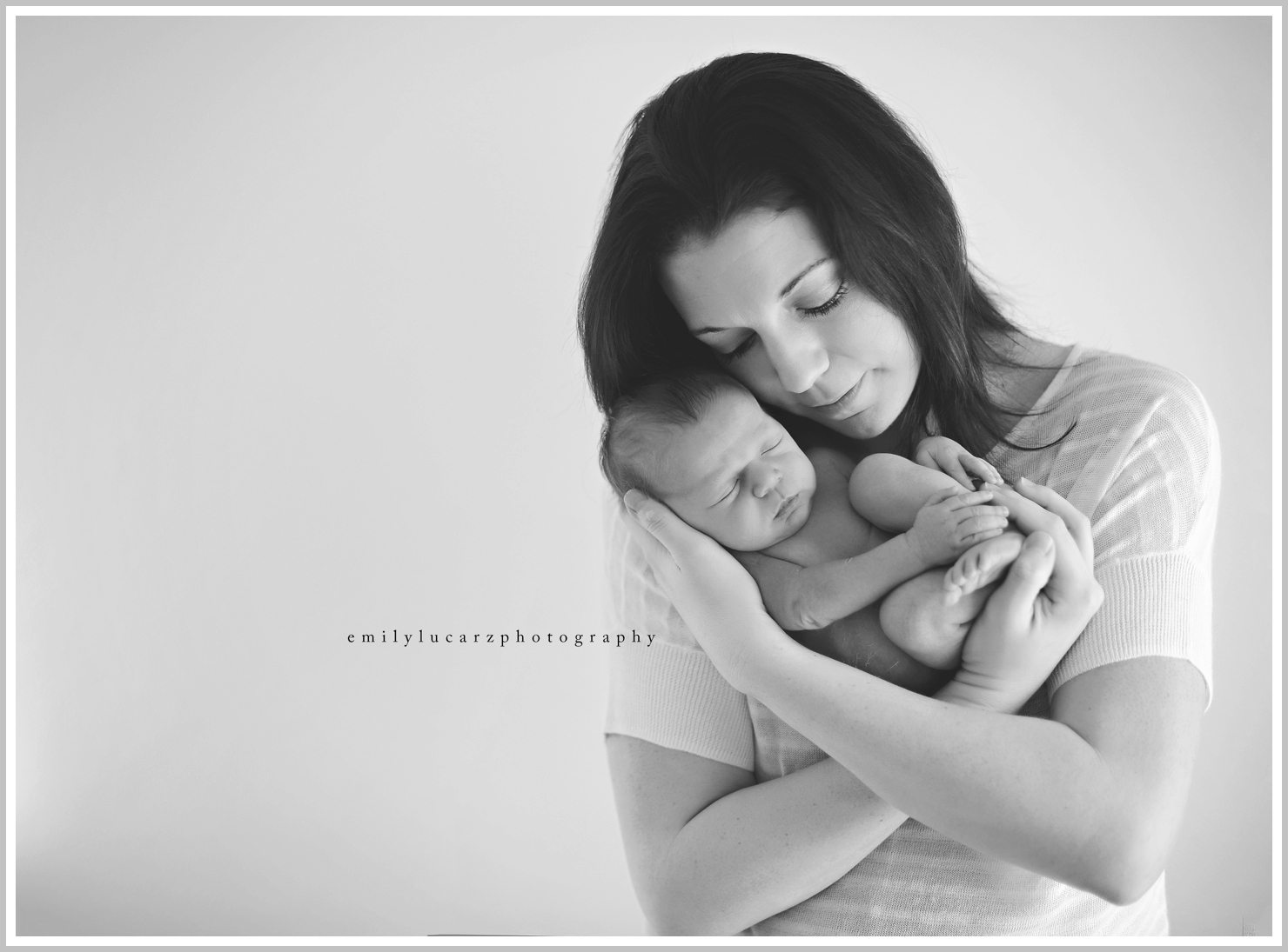 mom and newborn photo st louis