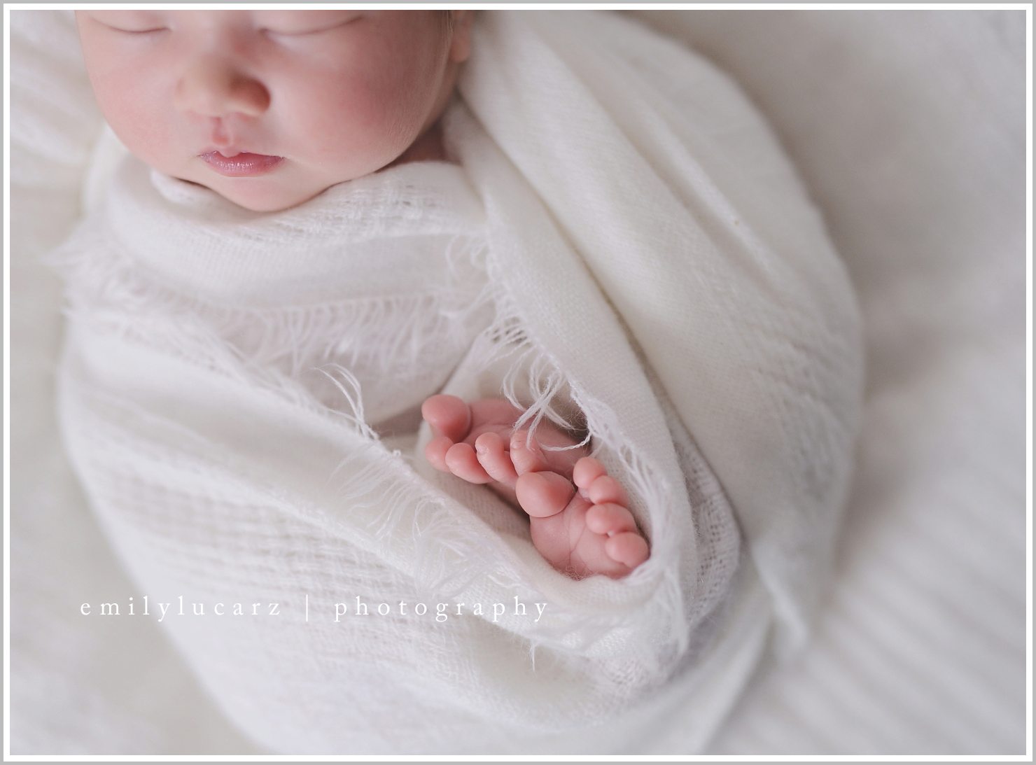 Emily Lucarz Photography St. Louis newborn feet_6